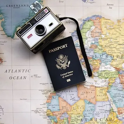 viajero con mapa seguro de viaje